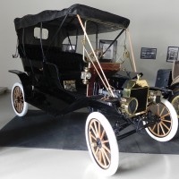 1909_Ford_Model_T_Front.jpg